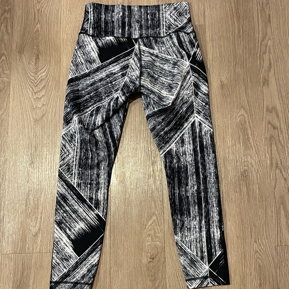 Lululemon High Times Pants EUC Size 8 Heat Wave White Black/ Black - Picture 8 of 9